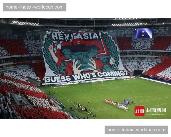 现场球迷高举“压迫到底”巨型Tifo，呼应主队本赛季坚持的高位逼抢战术风格